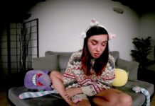 College Girl’s Uses Her Smelly Feet To Satisfy Her Lover