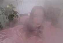 Acrobatic Anna DeVill selffisting