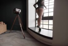 Stunning bombshell KarenQ seduces in high heels