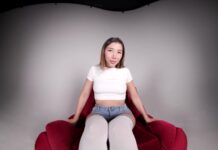 Layla Vibrates Her Clit Right In Front Of You