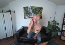 Gemeine Mitbewohnerin lässt Dich Sperma schlucken