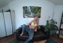 Gemeine Mitbewohnerin lässt Dich Sperma schlucken