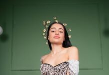 Ara Mix Splits Her Pussy Open With A Large Dildo