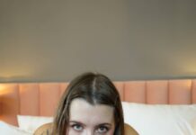 Super Nova Puts Her Big Lips To Good Use On A Veiny Uncut Dick