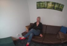 Selbstbewusste Business Lady in Satin