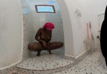 Flexible African Ebony Exposes Her Pussy & Shaves Bush for Free