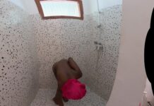 Flexible African Ebony Exposes Her Pussy & Shaves Bush for Free