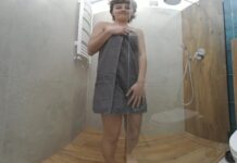 Young Pussy Takes a Shower